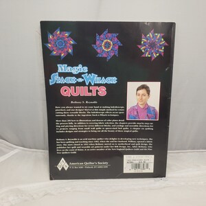 Puede incluir: Portada del libro "Magic Stack-n-Whack Quilts" de Bethany S. Reynolds. La portada presenta un dise&ntilde;o de colcha caleidoscopio colorido y una foto de la autora. El libro est&aacute; publicado por la American Quilter's Society.