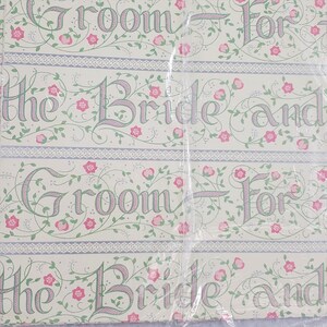 Peut inclure: Papier d'emballage blanc avec un motif répété de vignes vertes, de fleurs roses et le texte "Groom for the Bride and" en écriture cursive violette.