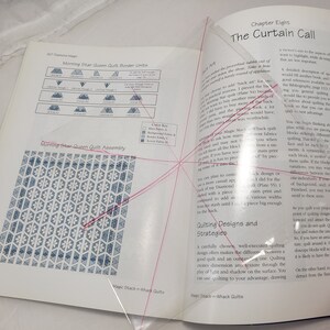 Puede incluir: Un primer plano de una p&aacute;gina de libro con un patr&oacute;n de acolchado llamado "Morning Star Queen Quilt Assembly". La p&aacute;gina tambi&eacute;n incluye una clave de color e instrucciones para ensamblar la colcha.