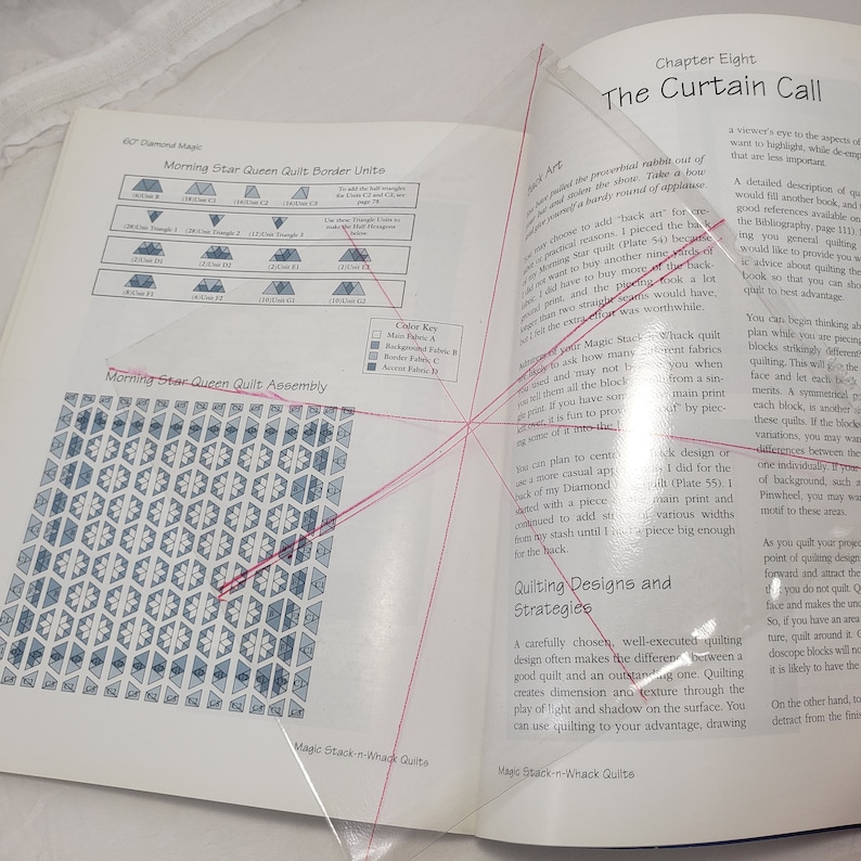 Puede incluir: Un primer plano de una p&aacute;gina de libro con un patr&oacute;n de acolchado llamado "Morning Star Queen Quilt Assembly". La p&aacute;gina tambi&eacute;n incluye una clave de color e instrucciones para ensamblar la colcha.