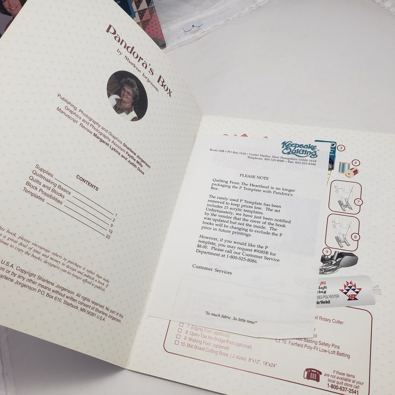 Puede incluir: Un libro titulado "Pandora's Box" de Sharlene Jorgenson, con una tabla de contenido que enumera los suministros, los conceptos b&aacute;sicos de la confecci&oacute;n de colchas, las colchas y los bloques, las posibilidades de los bloques y las plantillas. La portada del libro presenta una foto de la autora, Sharlene Jorgenson, y una nota sobre la eliminaci&oacute;n de la "plantilla P" del libro.