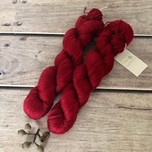 Hilo de seda de morera de grosor fingering, teñido a pedido, color rojo laca oscura sobre ginseng (4 cabos/fingering), 400 m, 100 g