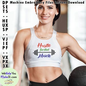 Könnte beinhalten: Weißer Sport-BH mit dem Text "Hustle for that Muscle" in Regenbogenfarben und einer schwarzen Hantelgrafik.