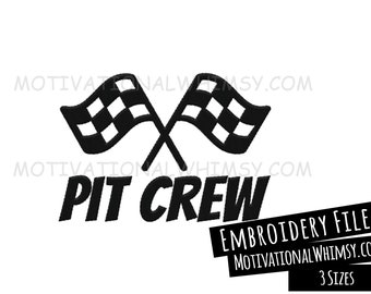 Pode incluir: Bandeiras de corrida quadriculadas em preto e branco cruzadas com o texto "PIT CREW" em letras pretas em negrito abaixo. O texto "EMBROIDERY FILE" está em um retângulo preto com texto branco abaixo das bandeiras. O texto "MOTIVATIONALWHIMSY.COM" está em um retângulo branco com texto preto abaixo do retângulo. O texto "3 SIZES" está em um retângulo preto com texto branco abaixo do retângulo.