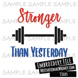 Może przedstawiać: Wzór do haftu z sztangą i tekstem "Stronger Than Yesterday". Tekst jest w kolorze czerwonym i niebieskim, a sztanga jest czarna. Wzór jest motywacyjny do ćwiczeń.