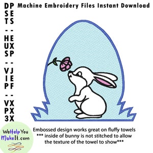 Puede incluir: Diseño bordado de un conejo blanco oliendo una flor rosa dentro de una forma de huevo azul. El texto "Embossed design works great on fluffy towels *** inside of bunny is not stitched to allow the texture of the towel to show***" está debajo de la imagen.