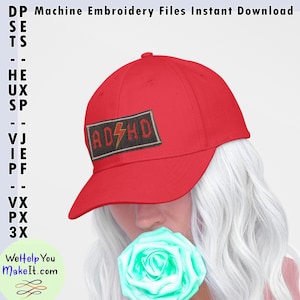 Può includere: Un berretto da baseball rosso brillante con una toppa rettangolare con le lettere "ADHD" e un fulmine. Il berretto ha un classico design a sei pannelli, ideale per l'uso quotidiano. L'immagine include anche il testo "Machine Embroidery Files Instant Download".