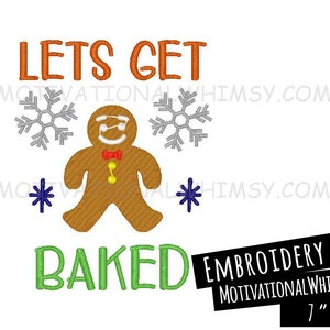 Puede incluir: Un diseño bordado con el texto "LETS GET BAKED" en naranja y verde, con un hombre de jengibre y copos de nieve. El diseño mide 17,78 cm x 12,7 cm.