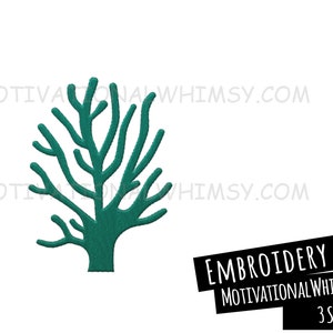 Op de afbeelding: Tealblauw borduurbestand van een gestileerde boom met takken. Het bestand is beschikbaar in drie maten.  "EMBROIDERY FILE" en "MOTIVATIONALWHIMSY.COM" zijn in zwarte tekst onderaan de afbeelding gedrukt.