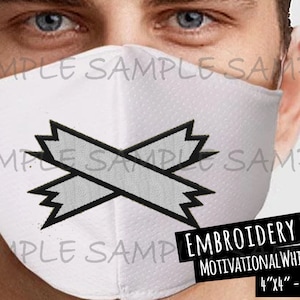 Puede incluir: Máscara facial blanca con un diseño bordado en negro y gris de una boca tachada. El texto "EMBROIDERY FILE" y "MOTIVATIONAL WHIMSY.COM" está impreso debajo del diseño. El texto "4"x4" - 10x10CM" está impreso debajo de la dirección del sitio web.