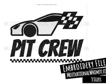 Pode incluir: Desenho de bordado preto e branco de um carro de corrida com uma bandeira quadriculada e o texto "PIT CREW".