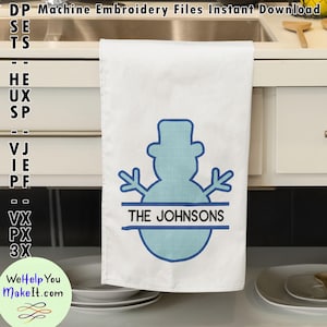 Könnte beinhalten: Weißes Küchentuch mit einem blauen gestickten Schneemann-Design. Der Schneemann hat einen schwarzen Hut und eine schwarze Linie für einen Mund. Der Text "THE JOHNSONS" ist in Schwarz unter dem Schneemann gestickt.