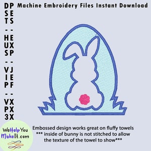 Peut inclure: Broderie bleue et blanche d'un lapin assis dans un œuf avec de l'herbe verte. Le texte "Embossed design works great on fluffy towels*** inside of bunny is not stitched to allow the texture of the towel to show***" est sous l'image.