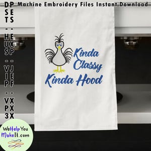 Könnte beinhalten: Weißes Küchentuch mit einem gestickten Design eines Cartoon-Huhns und dem Text "Kinda Classy Kinda Hood".