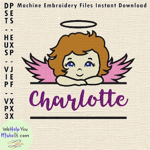 以下が含まれることがあります： 茶色の髪、青い目、ピンクの翼を持つ漫画の天使を特徴とするミシン刺繍デザイン。「Charlotte」という名前が天使の下に紫色のスクリプトで書かれています。デザインには「DP Machine Embroidery Files Instant Download」というテキストが含まれています。