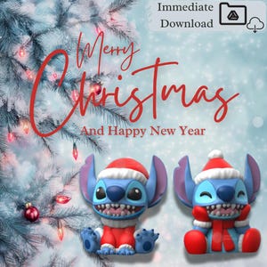 Op de afbeelding: Twee blauwe cartoonfiguren met kerstmutsen en rode outfits, met de tekst "Merry Christmas and Happy New Year". De achtergrond toont een besneeuwde kerstboom en feestelijke lichten, wat een feestelijk thema creëert.