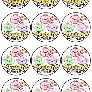 以下が含まれることがあります： 笑顔の3つのカラフルな餃子のイラストが描かれた12枚の円形ステッカーシート。ピンク色の餃子が木製の箸で持ち上げられています。テキストにはMystery DUMPLINGとMadi's CRAFTY CREATIONSと書かれています。