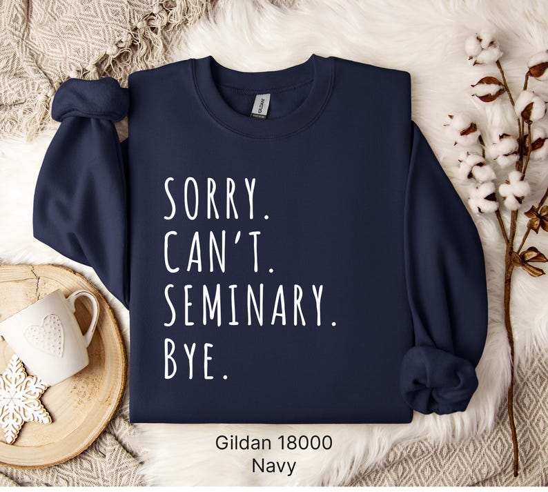 Op de afbeelding: Donkerblauwe sweatshirt met de tekst "SORRY. CAN'T. SEMINARY. BYE." in wit.