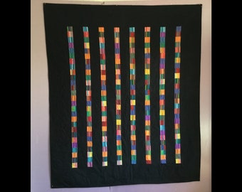 Atemberaubender Schoßquilt aus Kaffe Fassett gewebten Streifen auf schwarzem Hintergrund. Maschinengenäht professionell gequiltet. Kann personalisiert werden #64