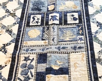 Maritime Steppdecke in traditionellem Blau und Weiß. Muscheln, Seepferdchen, Strandthema, Sonnenschein, Sommer, personalisierbar, Spaß, Urlaub, #52