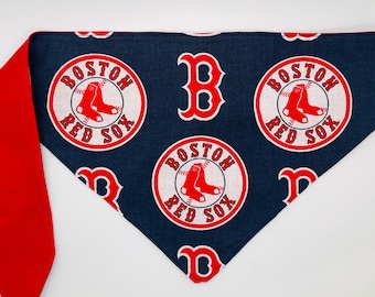 Może przedstawiać: Czerwono-biało-niebieska bandana dla psa z powtarzającym się logo Boston Red Sox na granatowym tle. Bandana ma czerwony krawat.