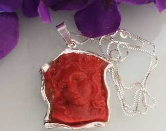 Kamee-Halskette aus roter Koralle. Silberne Halskette.
