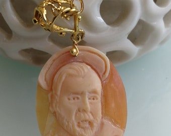 Originale Muschelkamee mit vergoldeter Kette des Heiligen Padre Pio. Segen des Heiligen Pio. Sardonischer Cameo-Auftritt