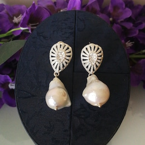 Boucles d&#39;oreilles en perles naturelles baroques blanches impériales. Boucles d&#39;oreilles en argent et zircone. Boucles d&#39;oreilles de cérémonie. Boucles d&#39;oreilles de mariage.
