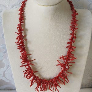Natürliche Halskette aus mediterraner roter Koralle, Halskette aus Korallenzweigen.
