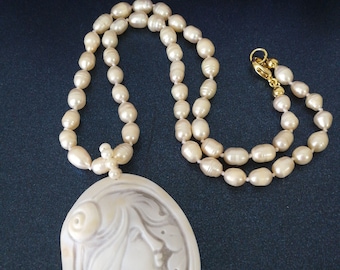 Original collar de camafeo de concha con perlas blancas naturales. Cameo sardónico.