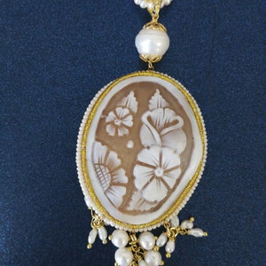 Original collar de camafeo de concha con perlas blancas naturales. Cameo sardónico. imagen 2