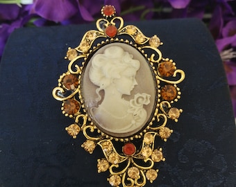 Cameo brooch. Vintage brooch.