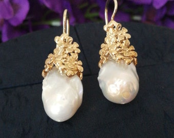 Keizerlijke natuurlijke witte barokke pareloorbellen. Antieke oorbellen. Zilveren oorbellen. Antieke sieraden.