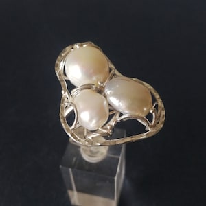 Kaiserlicher weißer Ring aus barocker Naturperle. Ring mit drei Perlen. Silberring. Exklusiver Schmuck.