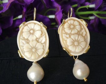 Originales pendientes camafeo de concha, perla barroca blanca natural. Aretes de plata. Cameo sardónico.