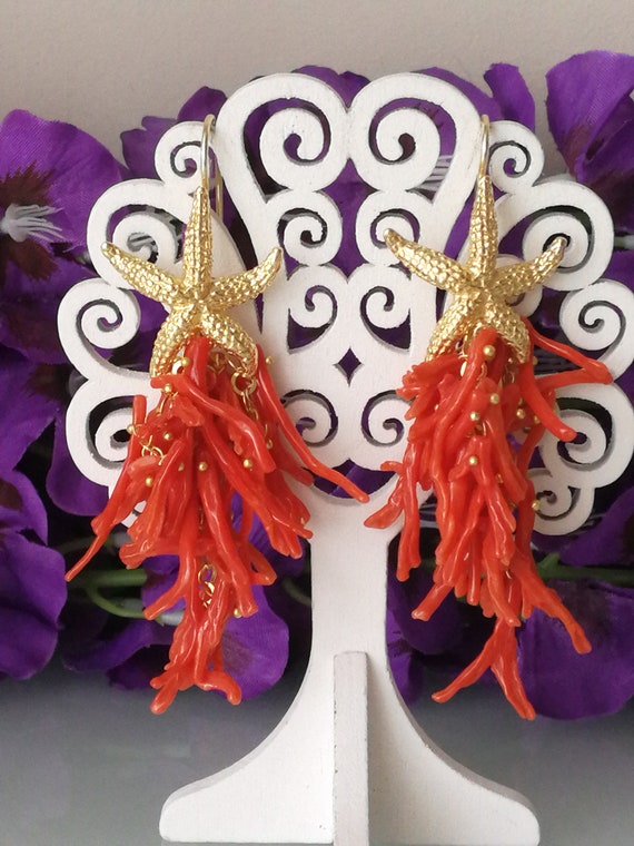 Orecchini corallo rosso naturale di Sciacca . Orecchini rametto corallo Sicilia e stelle marine argento 925 placcato oro. Exclusive earrings - Italia