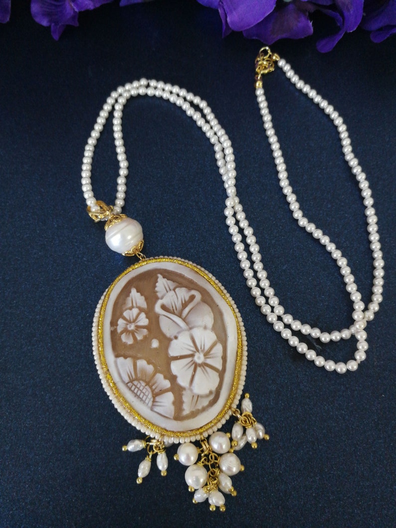 Original collar de camafeo de concha con perlas blancas naturales. Cameo sardónico. imagen 1