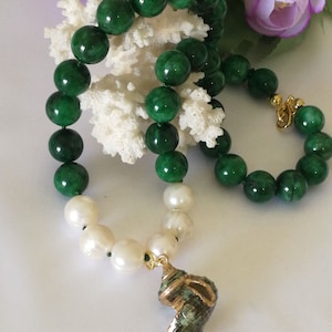 Halskette aus grünem Jade und echten Muschel-Edelsteinen. Halskette aus Naturstein.