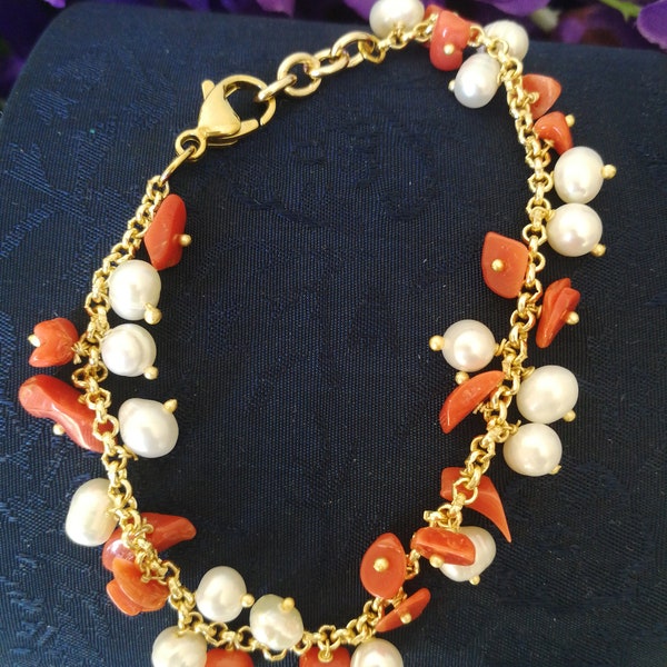 Bracciale perle naturali barocche bianche e corallo rosso naturale del mediterraneo.
