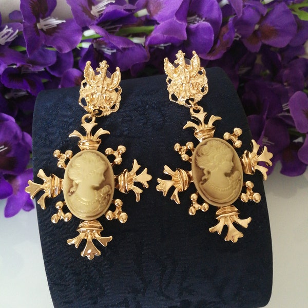 Vintage style cameo earrings in golden brass, Victorian workmanship.