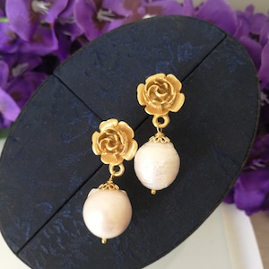 Baroque natural pearl earrings.