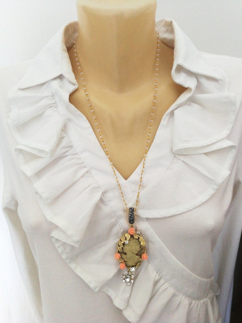 Collar de camafeo estilo vintage con rosas y cristales imagen 8