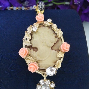 Collar de camafeo estilo vintage con rosas y cristales imagen 2