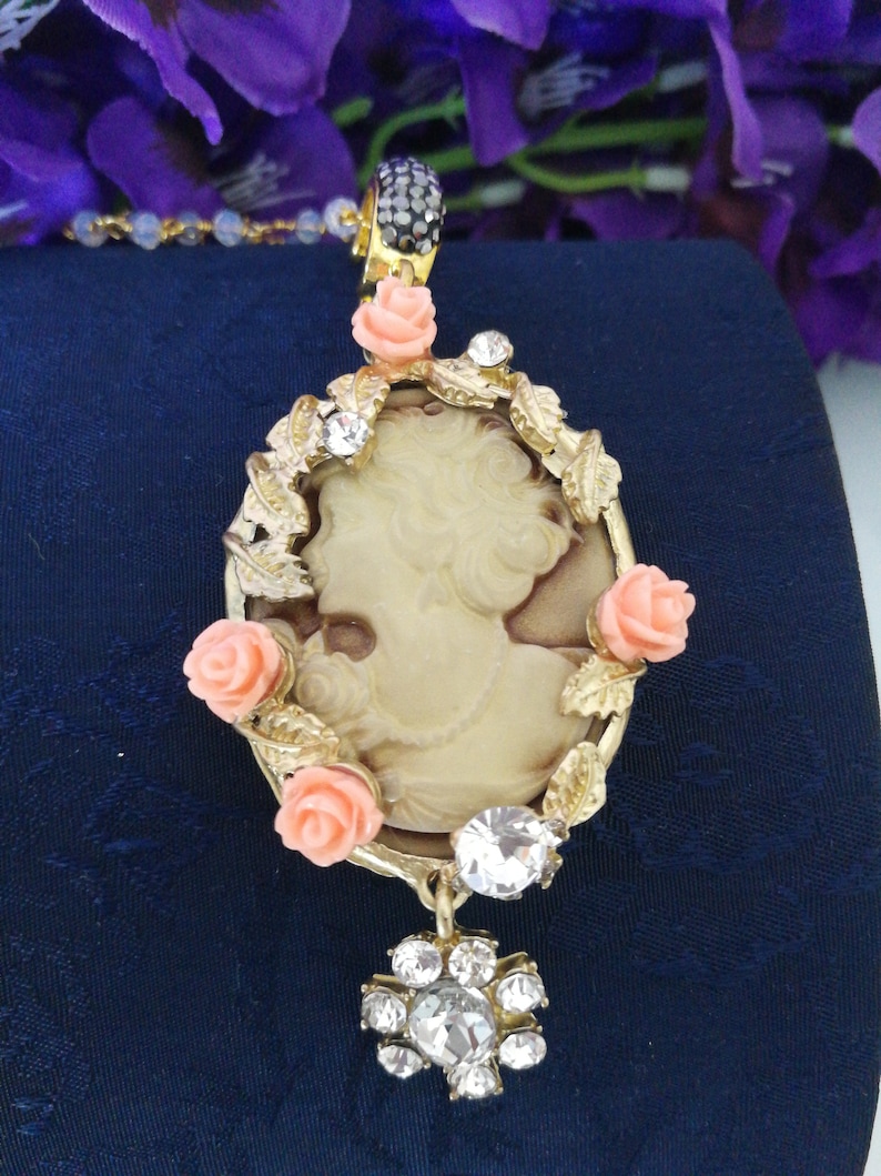 Collar de camafeo estilo vintage con rosas y cristales imagen 2