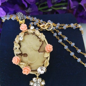 Collar de camafeo estilo vintage con rosas y cristales imagen 1