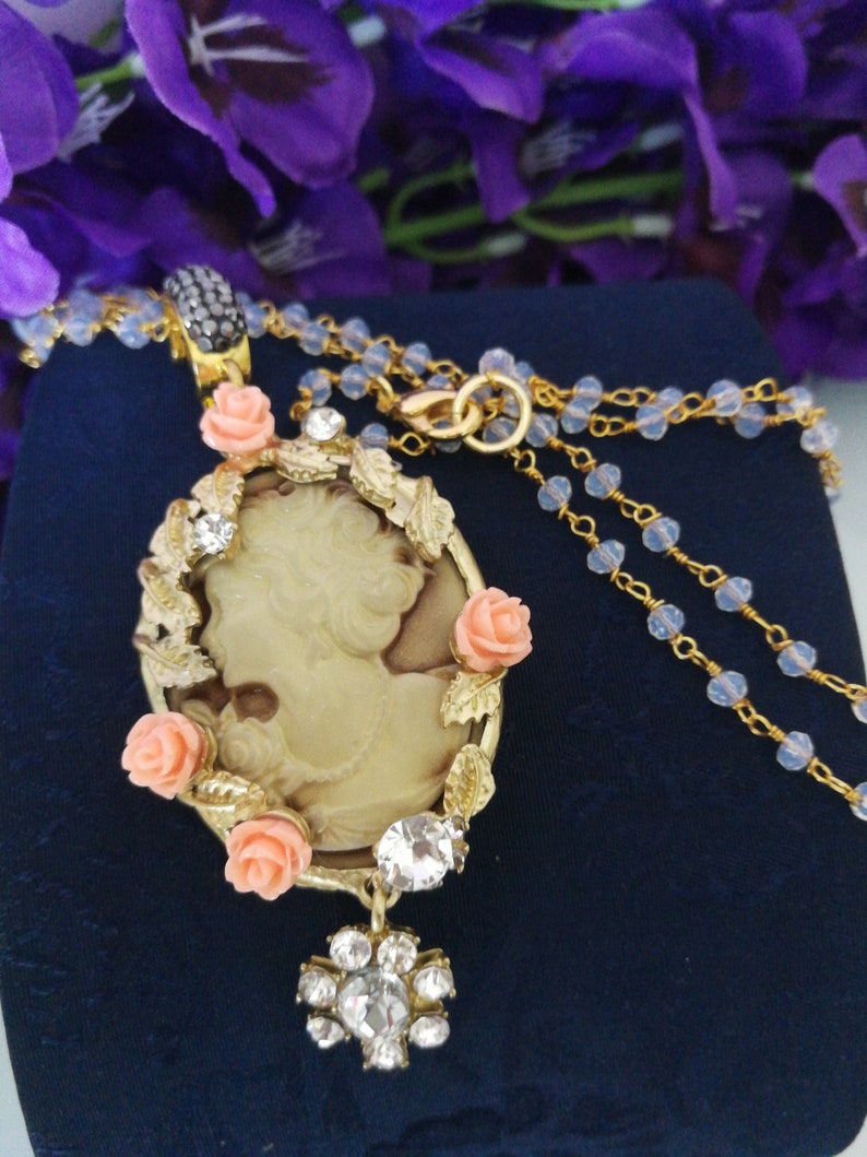 Collar de camafeo estilo vintage con rosas y cristales imagen 1