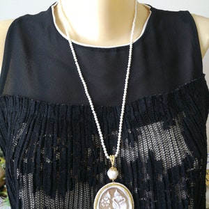 Original collar de camafeo de concha con perlas blancas naturales. Cameo sardónico. imagen 5
