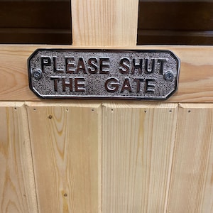 Made to Measure Timber Garden Gate – Cottage Style Pedestrian Gate Gate sign