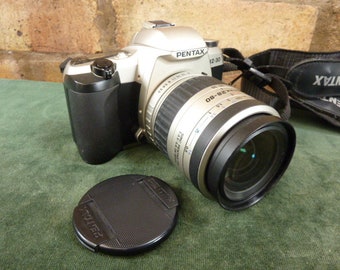 a nice Vintage Pentax MZ-30 35MM SLR camera Pentax-FA 1:3.5-5.6 28-80mm lens