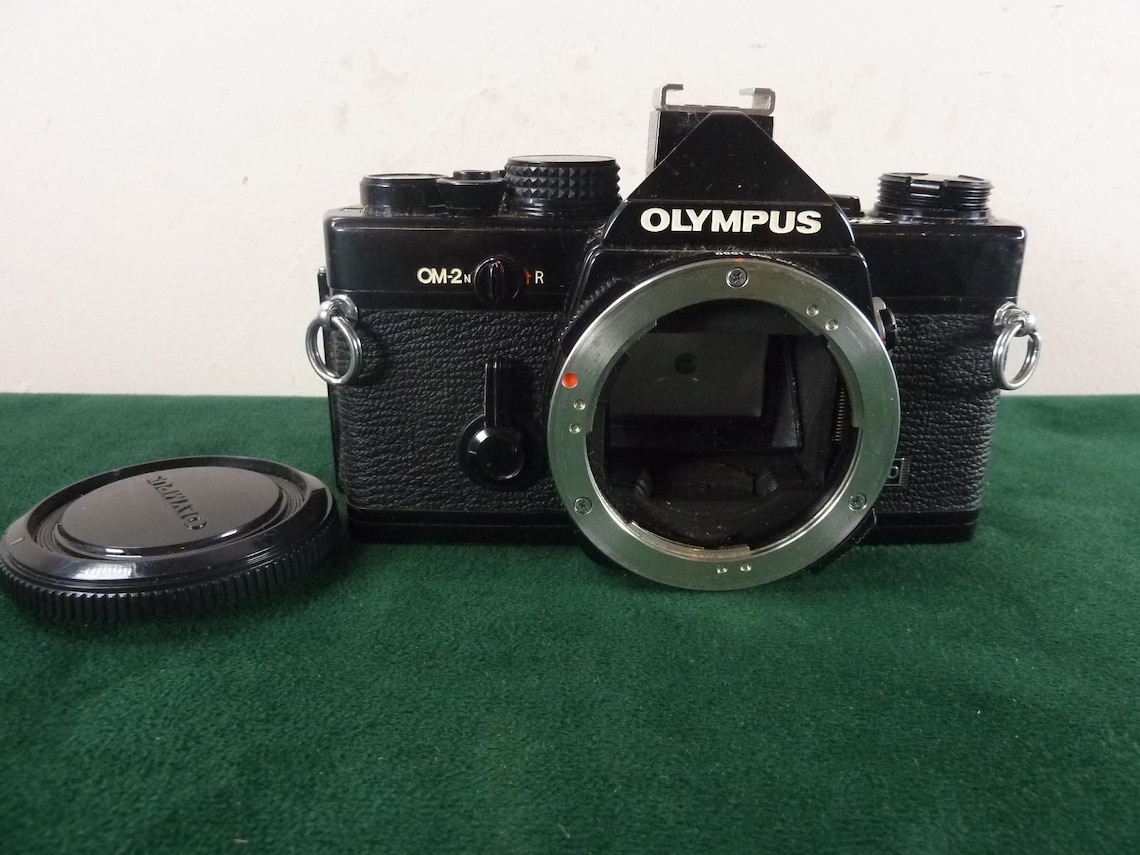 Olympus OM2n SLR Film Camera + Olympus Zuiko 35mm f2.8 Lens + Olympus T20 Flash - Fully Tested/Mint Condition, foto 1 di 5